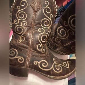 Ariat Shellen
Brown Leather Embroidered
Girls Size 3